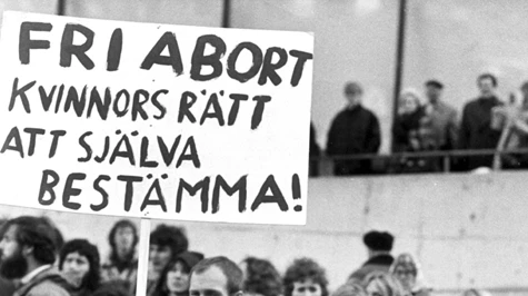 Demonstration på Internationella kvinnodagen i Stockholm. Plakat med krav på fri abort, foto 