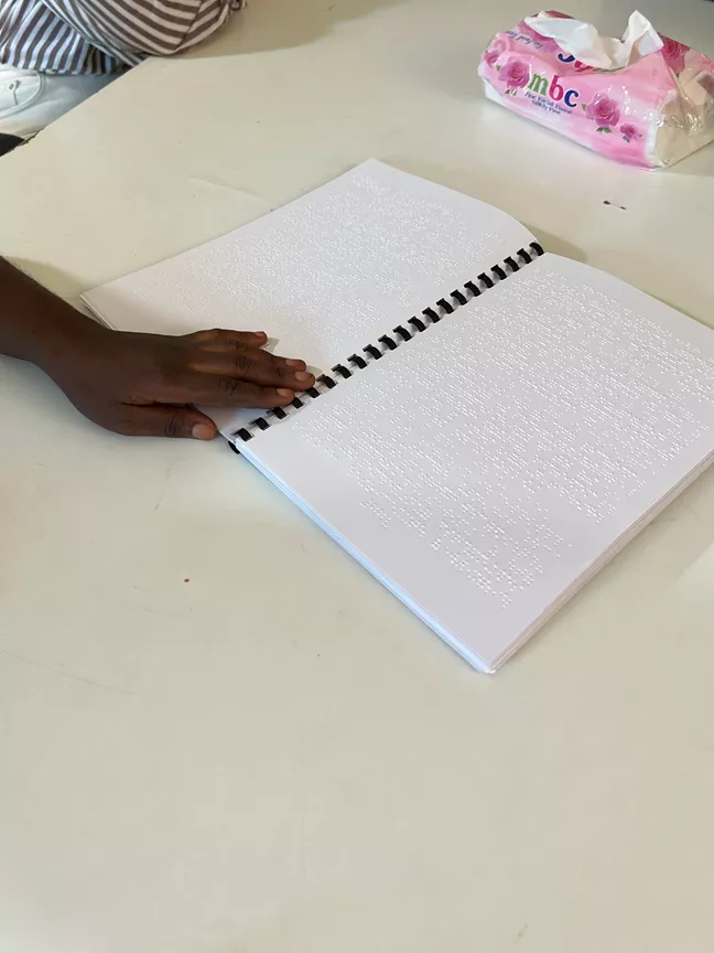 –  Vi har också tryckt upp exemplar av den liberianska konstitutionen på Braille. Det är för att fler ska kunna läsa och kunna utkräva sina rättigheter. 