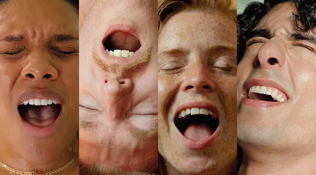 Kollage av närbilder på fyra personer som gör njutningsfulla grimaser 