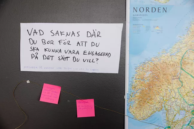 En skylt där det står "Vad saknas där du bor för att du ska kunna vara engagerad på det sätt du vill?" 